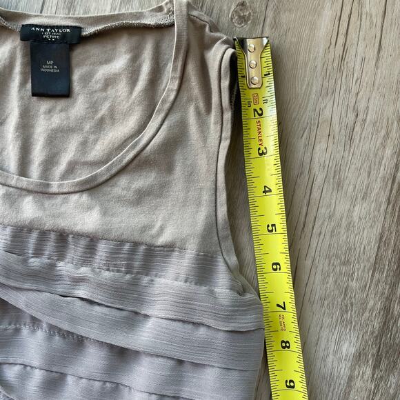 Ann Taylor Sleeveless Light Brown Ruffled Top Women Size Petite Medium Pre-loved - Picture 3 of 6